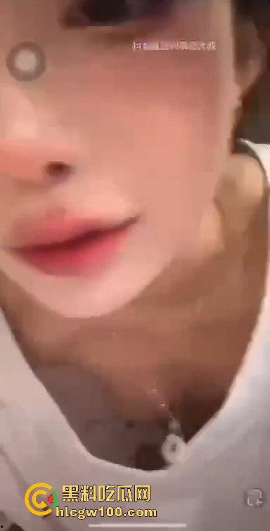 网红劲爆大瓜!!!抖音千万网红【你的欲梦】直播漏奶视频曝光,乳头黑黑的看来童锦成没少吸。-14