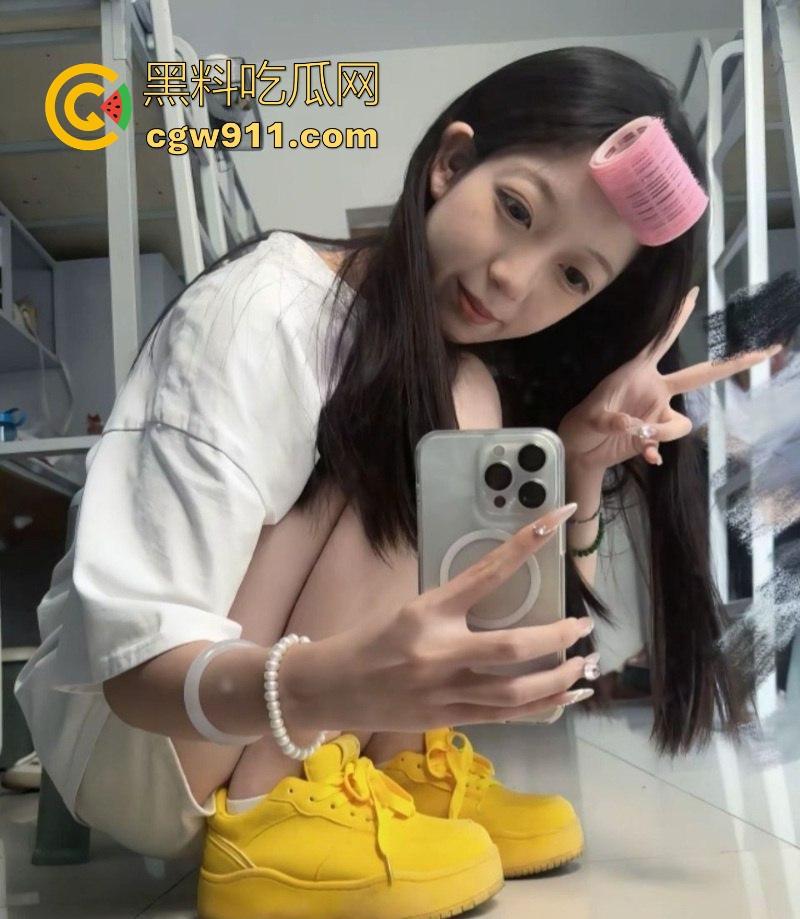 重庆清纯【刘柳婉】裸聊自慰视频曝光,白嫩巨乳夹铃铛诱惑,男厕所开档黑丝扣穴,撸点爆棚让人上瘾!-4