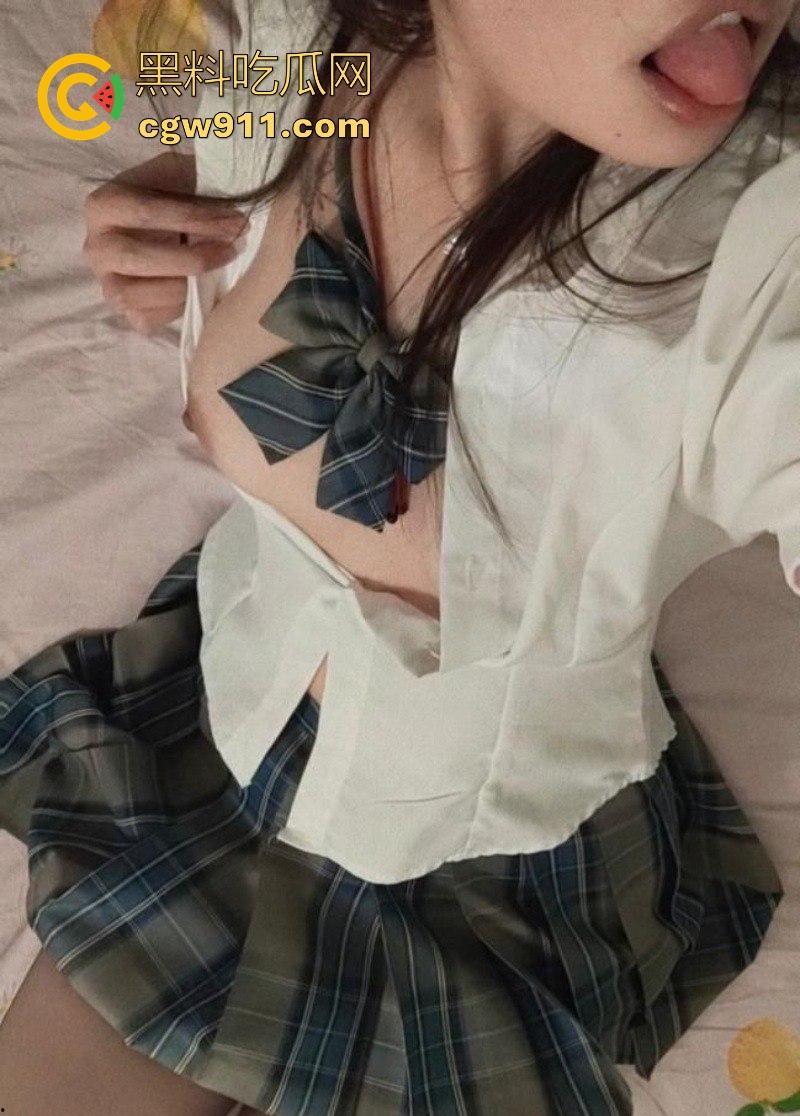 重庆清纯【刘柳婉】裸聊自慰视频曝光,白嫩巨乳夹铃铛诱惑,男厕所开档黑丝扣穴,撸点爆棚让人上瘾!-9