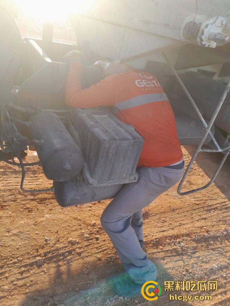 太惨了!因操作不当 巴西倒霉男子脑袋被挤爆 血腥现场视频曝光 胆小慎入-4