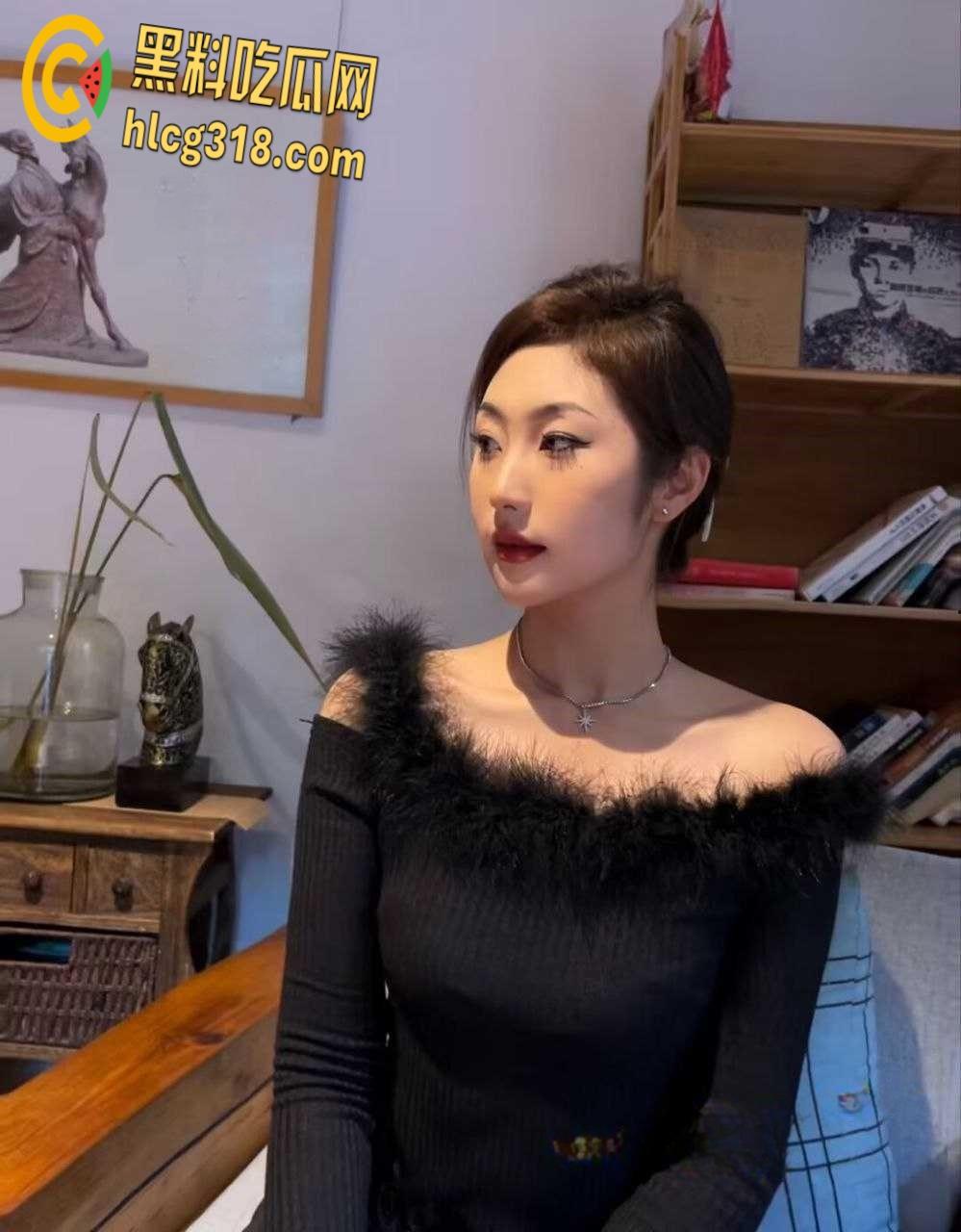 天津外国语大学校花【孟嘉惠】,微乳蝴蝶逼与男友酒店大戏,开档黑丝都遮不住粉粉的嫩逼 !-1