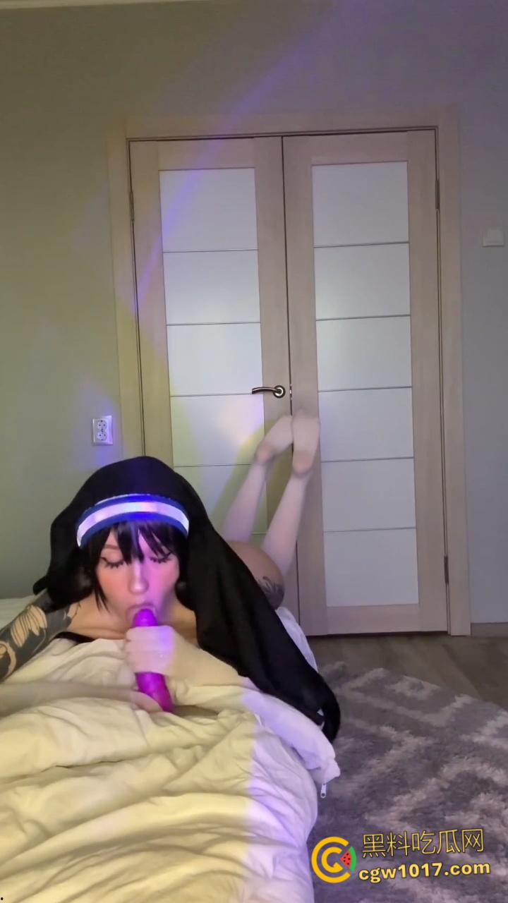 日本福利姬【sunako】,超淫荡大尺度Cos,高清特写粉嫩白虎小穴,三点尽露玩假屌骑乘,戴口塞乳夹双屌夹击!-7