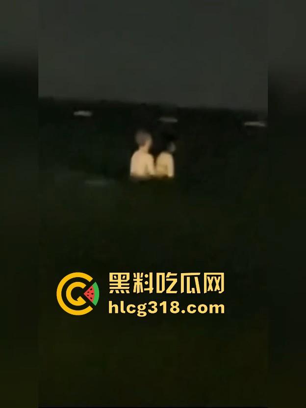 认真做爱无惧环境!携极品苗条情人深夜海边做爱 专注的人在哪都能日逼!-5