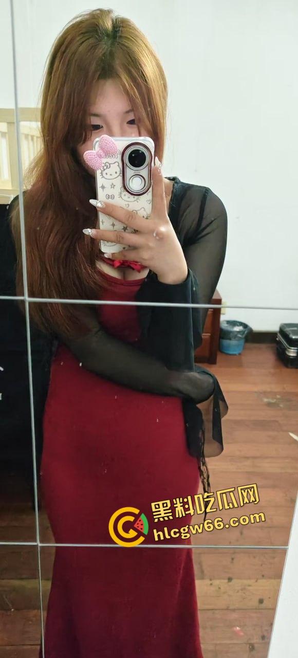 河南大学生开房玩疯了,当着沸羊羊的面桌子上无套开肏,兄弟轮着推屁股,这逼简直成了公共资源!-1