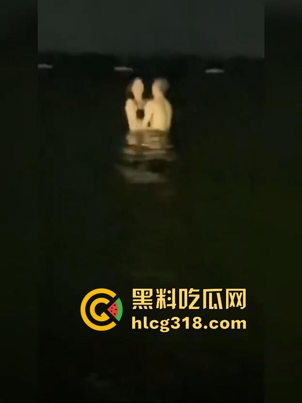 认真做爱无惧环境!携极品苗条情人深夜海边做爱 专注的人在哪都能日逼!-6