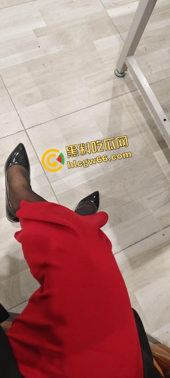 河南大学生开房玩疯了,当着沸羊羊的面桌子上无套开肏,兄弟轮着推屁股,这逼简直成了公共资源!-2