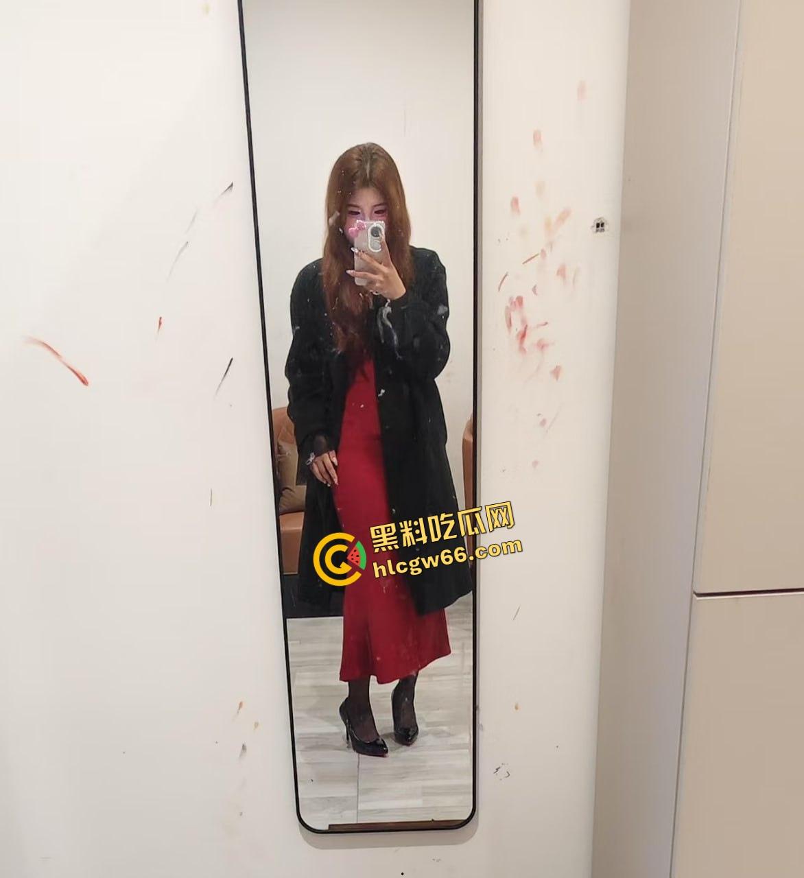 河南大学生开房玩疯了,当着沸羊羊的面桌子上无套开肏,兄弟轮着推屁股,这逼简直成了公共资源!-4