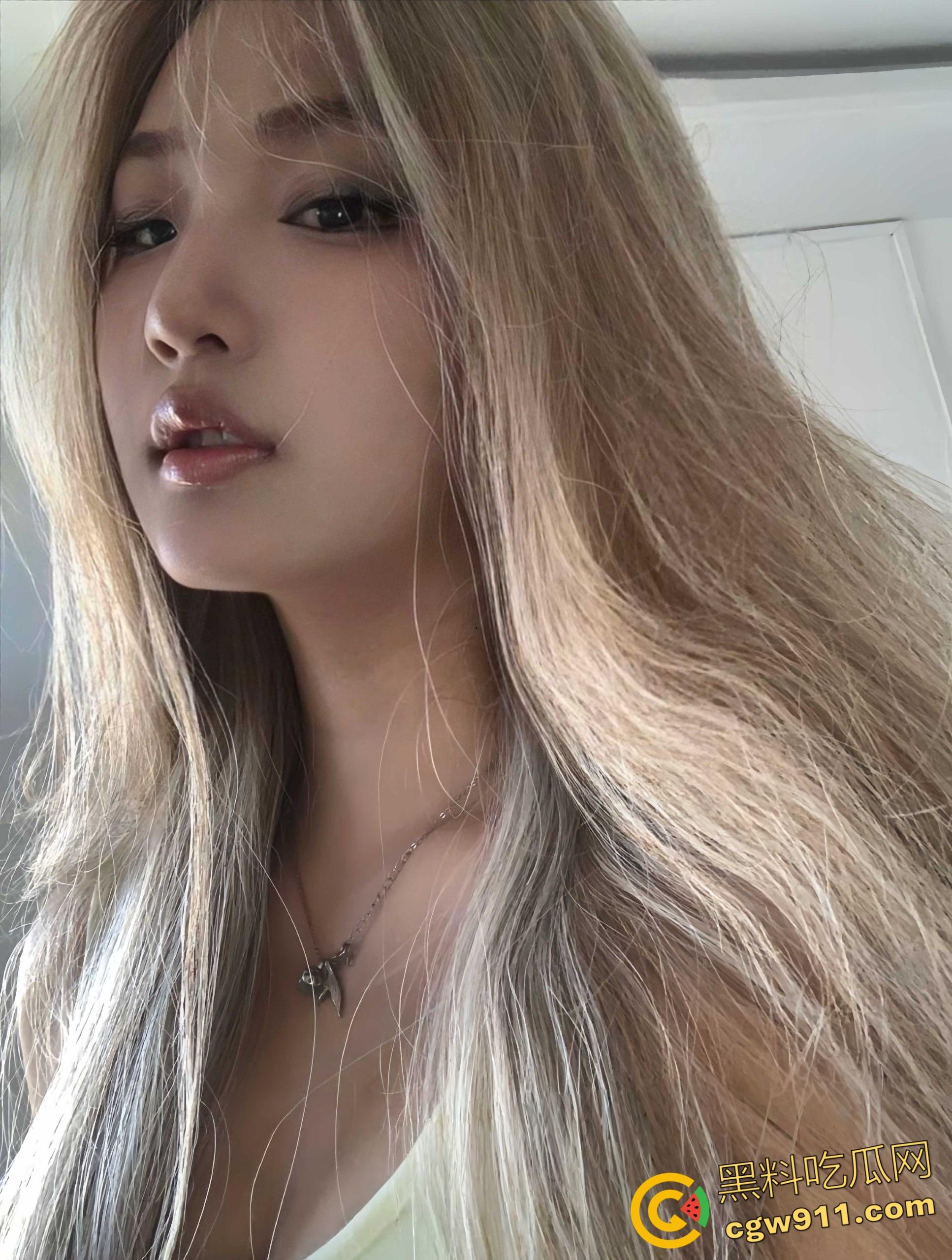 内蒙古赤峰清纯小妹【贾怡】,高颜值极品身材,被男友无套爆操高潮 ,镜前跪地口交,白嫩肥臀后入疯狂榨精!-2