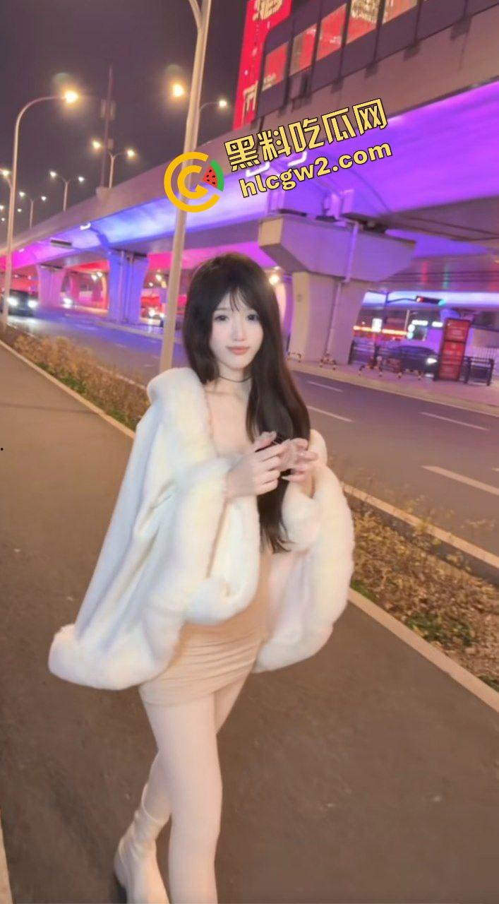 抖音清纯嫩妹网红骚鸡『怡小只』纤细美腿玉足超诱人!酒店与榜一大哥激情猛怼 独家真实曝光!-3