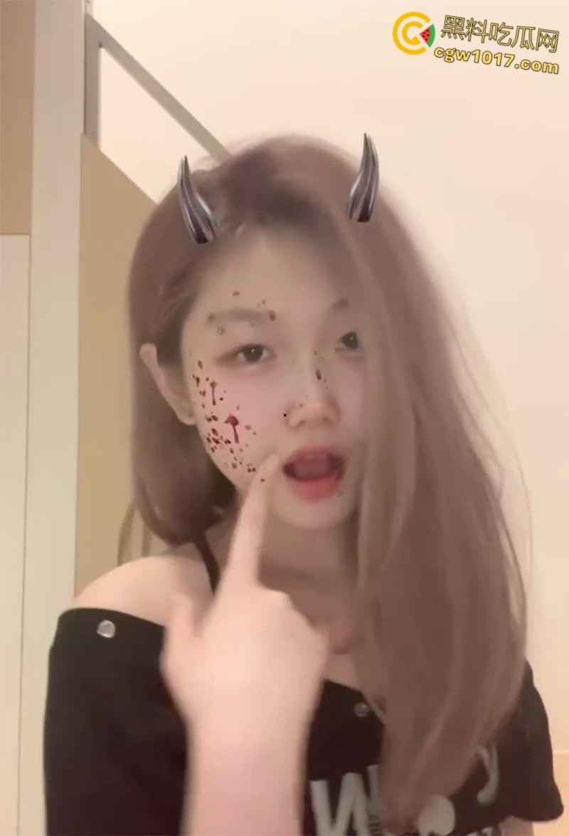 重庆清纯小母狗【黎心婕 】嘴接浓精玩口爆,各种淫技无师自通,扮护士装女仆给男友舔屌!-3