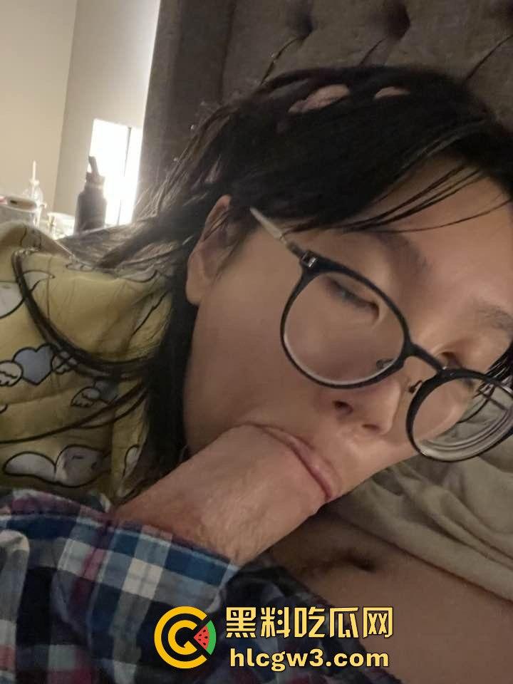 美国留学生眼镜反差婊【杰西】疯狂口爆巨根,满脸享受直呼洋人的屌最好吃!-1