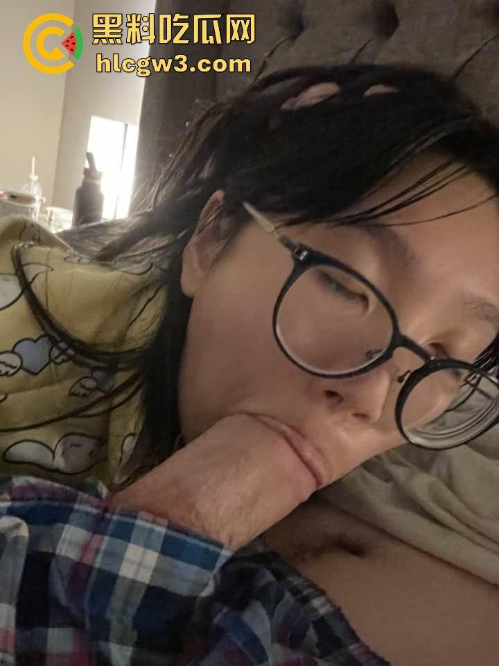 美国留学生眼镜反差婊【杰西】疯狂口爆巨根,满脸享受直呼洋人的屌最好吃!-3