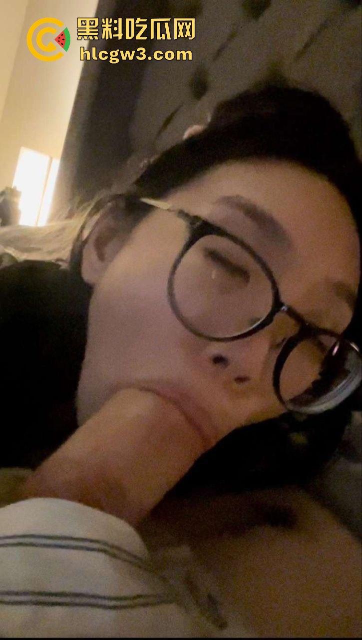 美国留学生眼镜反差婊【杰西】疯狂口爆巨根,满脸享受直呼洋人的屌最好吃!-11
