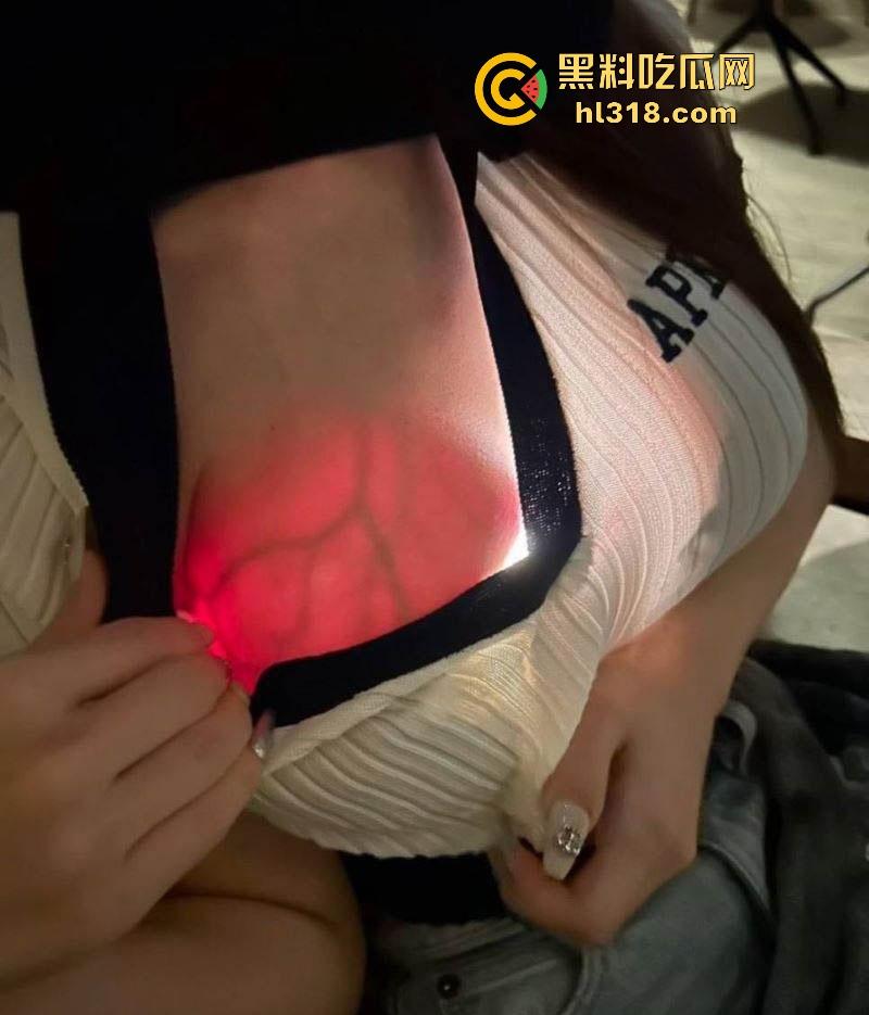 教大家如何分辨假胸,其实假胸跟灯罩一个道理,打灯上去就会完全透,宛如一个宇宙飞船!-2