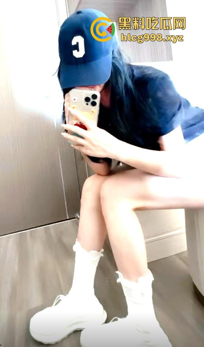 抖音1万粉丝小网红【偷走一头猪猪】!清秀女神转型黄播,啤酒瓶激情自慰,长腿裸舞跳得你直上头!-6