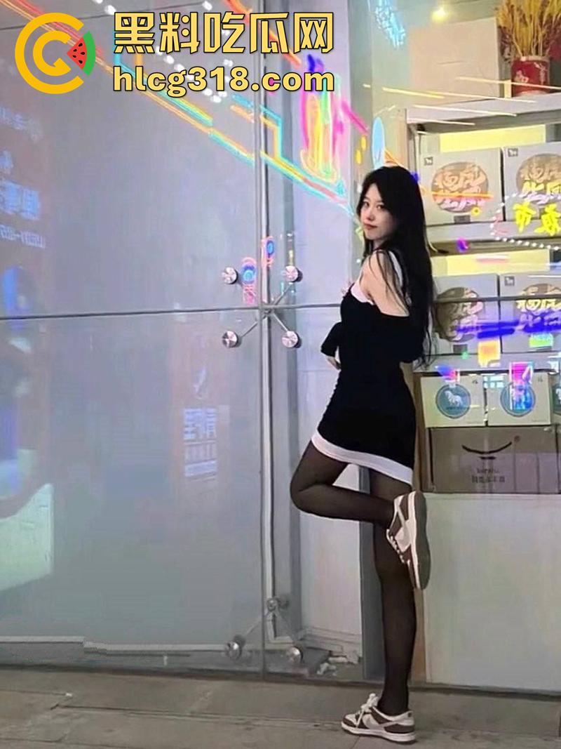 南通长腿反差婊【罗婷嘉】,细腰肥臀身材极品,分手后偷开男友家门锁,只为了追求大鸡巴的快乐!-4