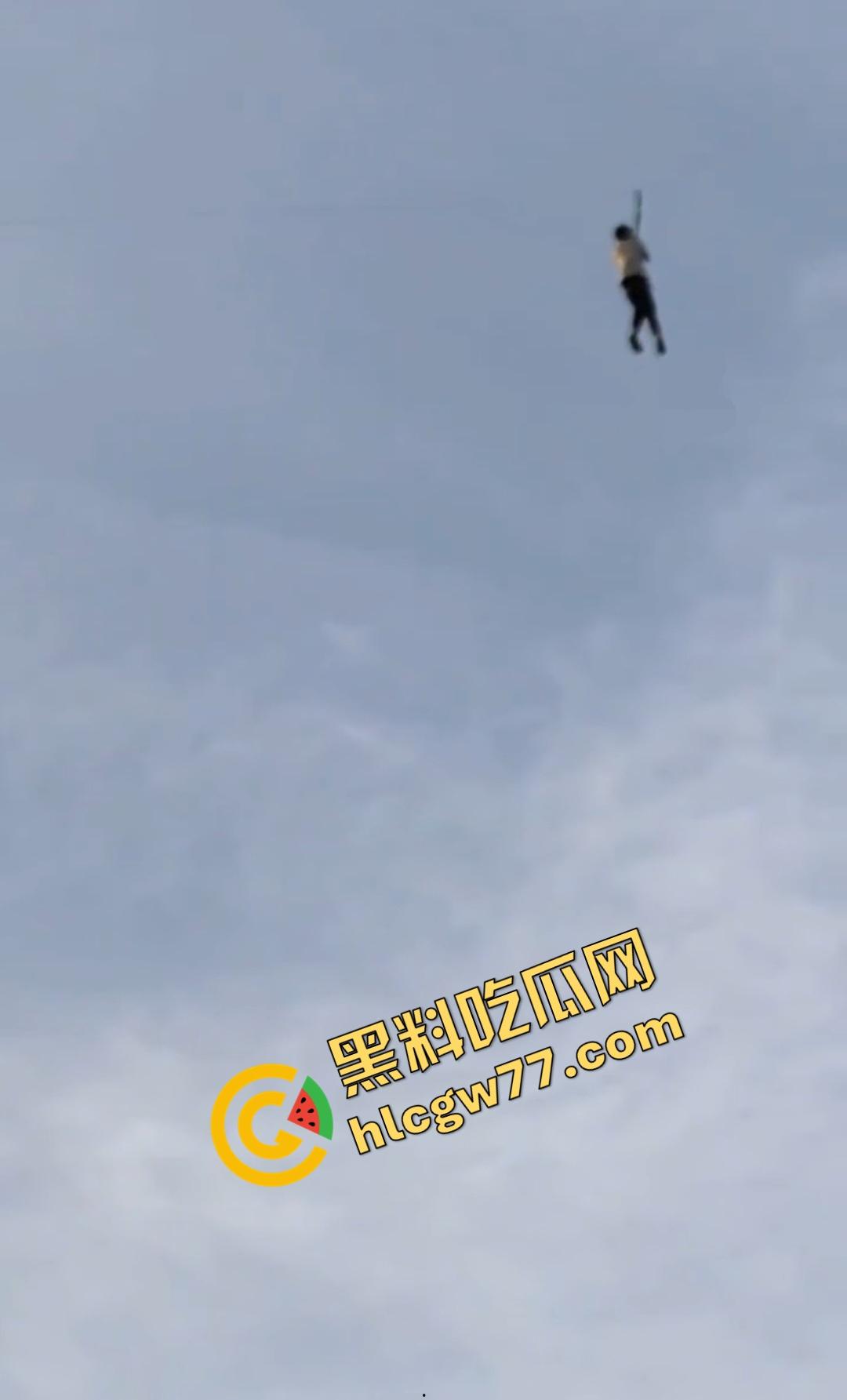 河北石家庄男子坐在风筝线的座位上飞起来大喊“操你妈的还钱”!险些被老鹰叼走小鸡鸡!-1