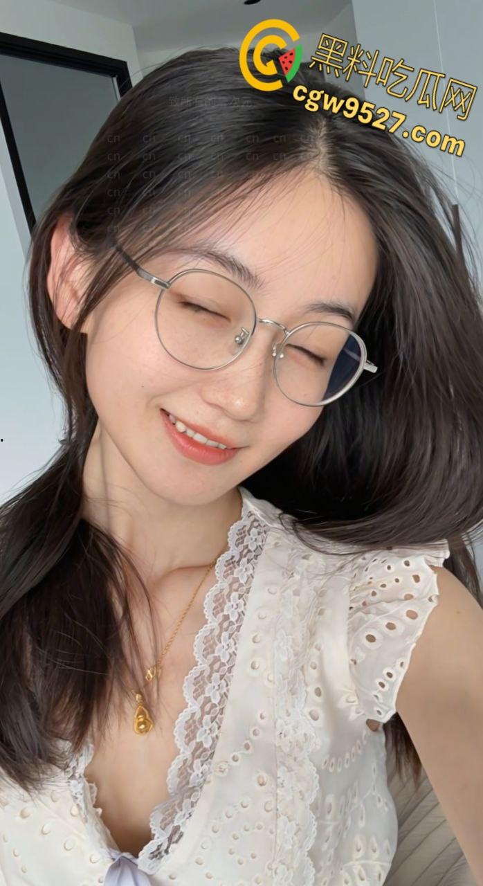 上海浦东眼镜婊【刘安娜】,自拍淫荡视频勾引单男,全程露脸粉嫩蜜穴若隐若现,骚臀黑丝诱惑天花板!-1