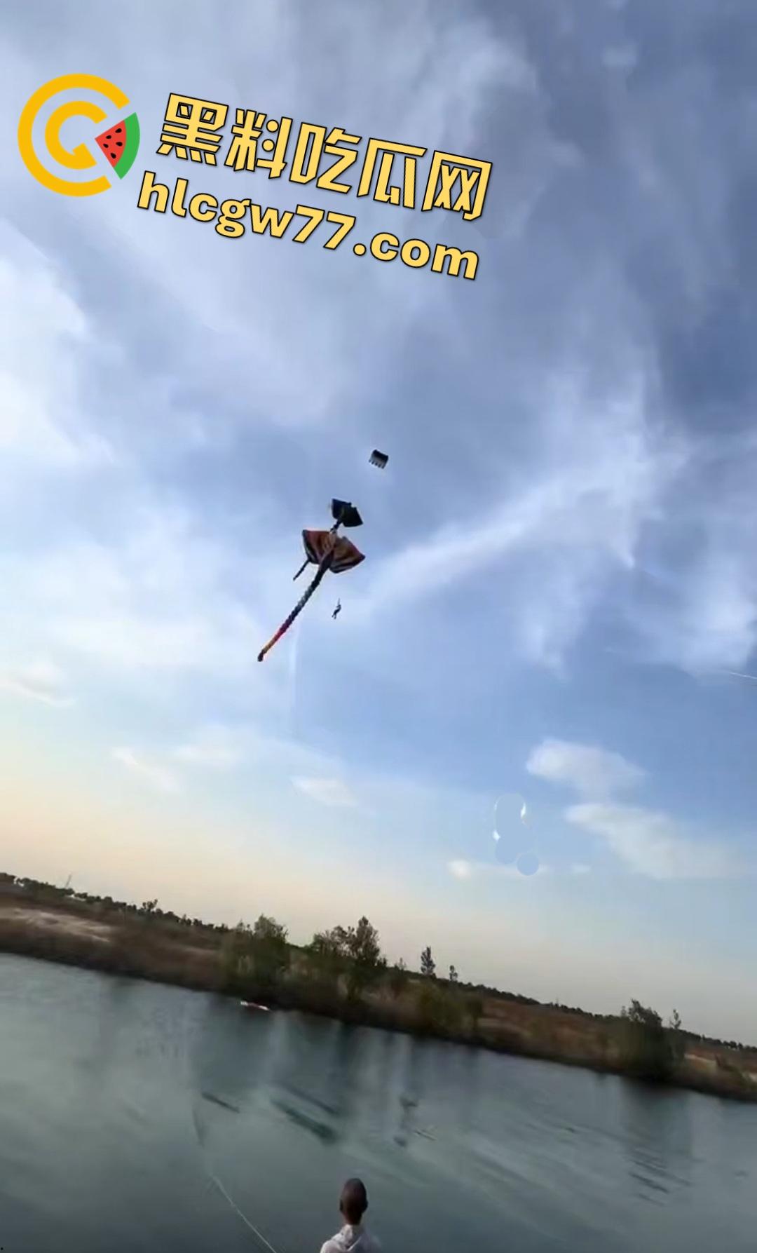 河北石家庄男子坐在风筝线的座位上飞起来大喊“操你妈的还钱”!险些被老鹰叼走小鸡鸡!-5
