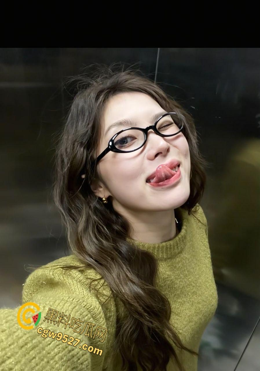 上海浦东眼镜婊【刘安娜】,自拍淫荡视频勾引单男,全程露脸粉嫩蜜穴若隐若现,骚臀黑丝诱惑天花板!-4