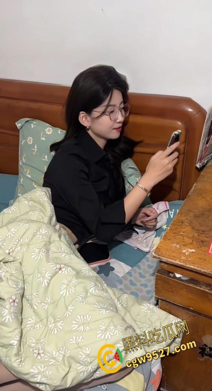 上海浦东眼镜婊【刘安娜】,自拍淫荡视频勾引单男,全程露脸粉嫩蜜穴若隐若现,骚臀黑丝诱惑天花板!-5