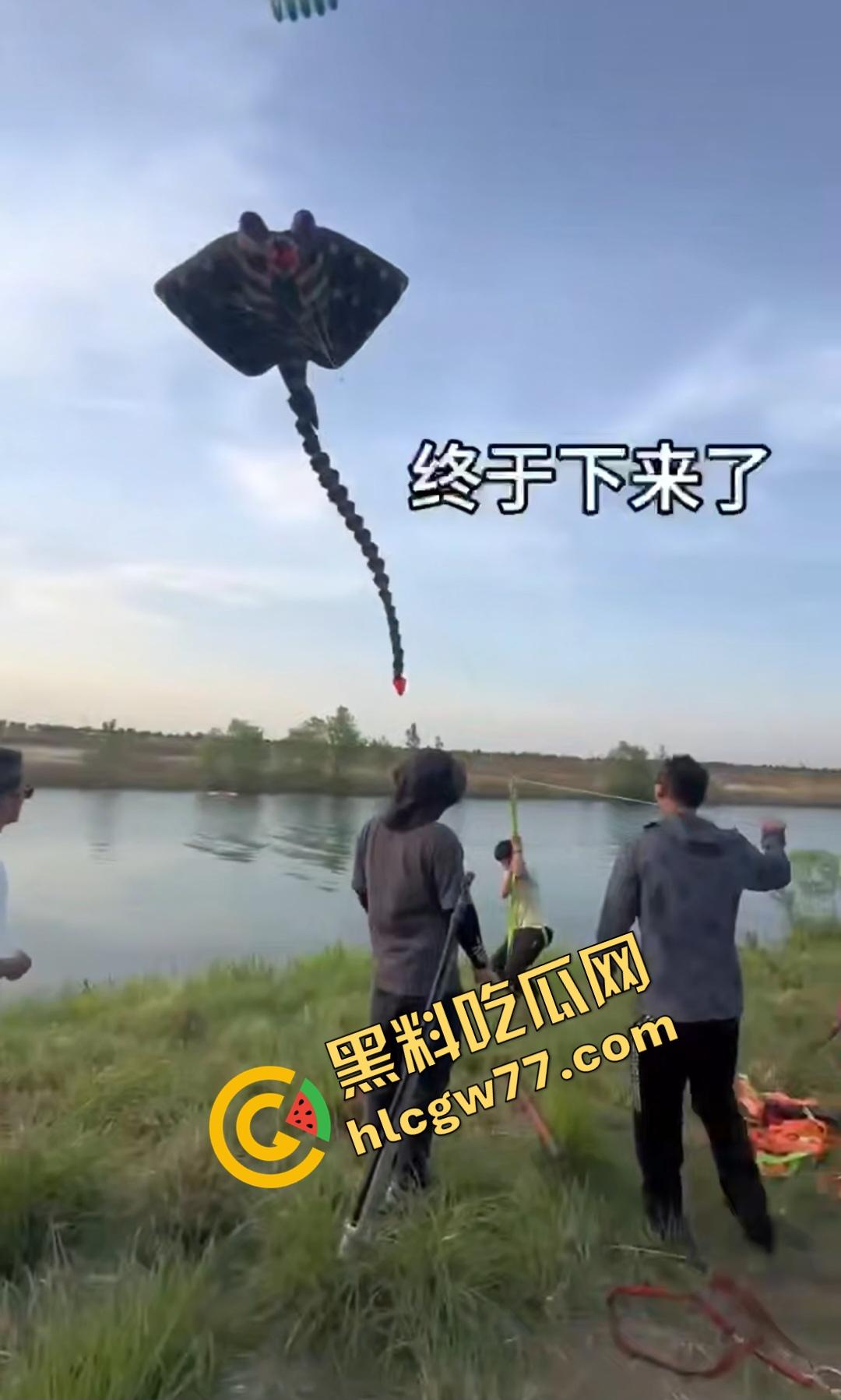 河北石家庄男子坐在风筝线的座位上飞起来大喊“操你妈的还钱”!险些被老鹰叼走小鸡鸡!-8