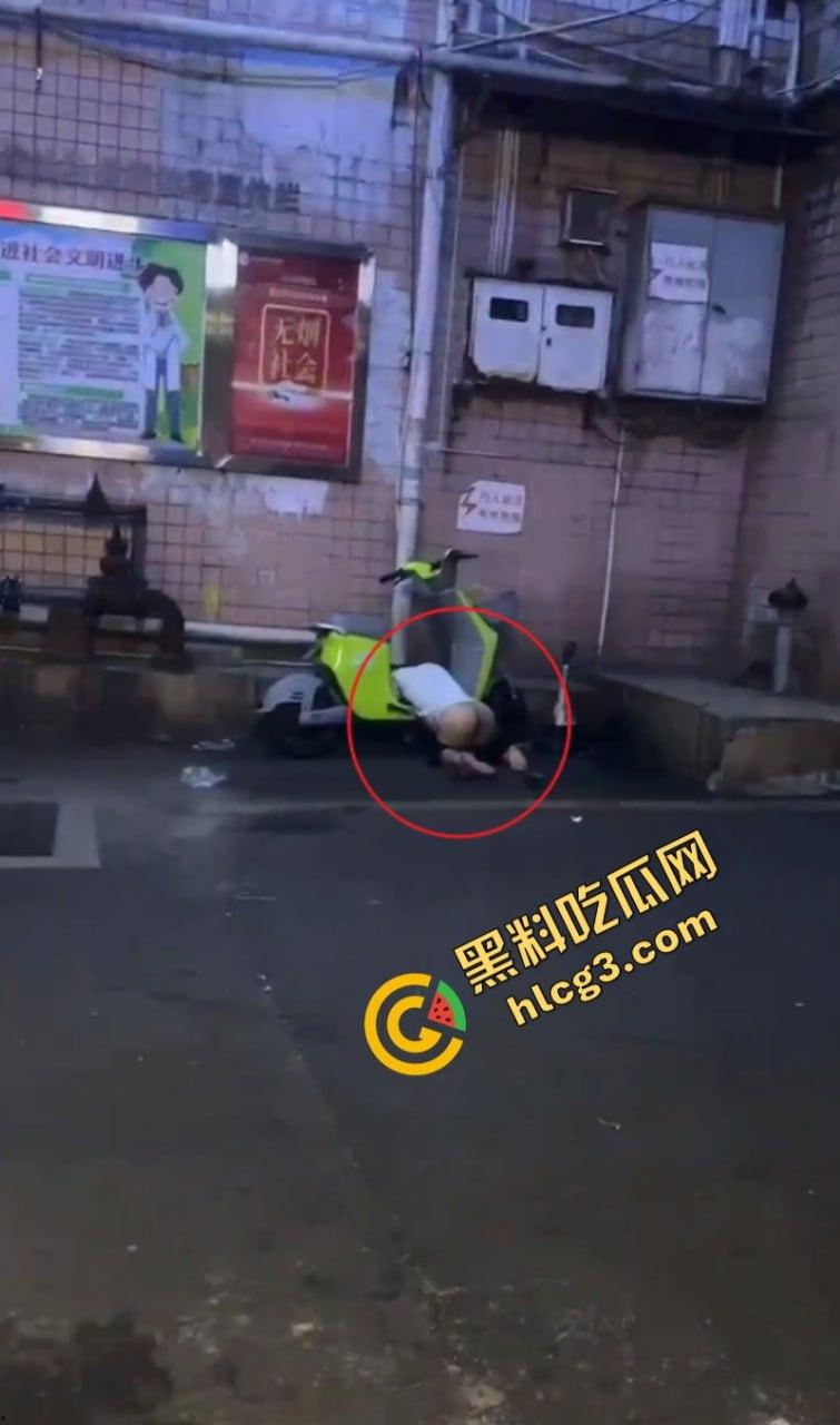 广西梧州一男子喝多后在街边被爆菊 早上店家看到男人光着屁股就趴在路边!-5