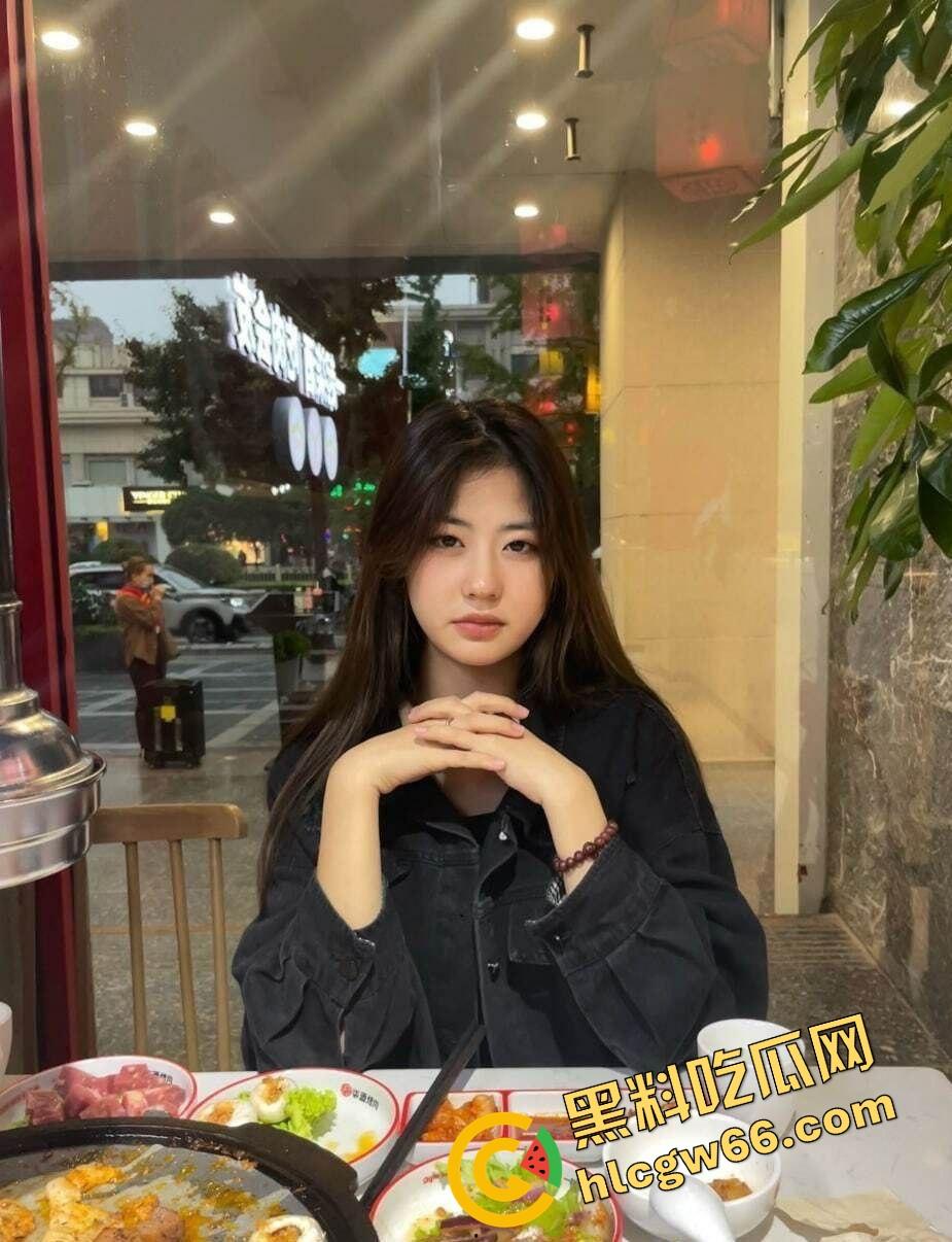 广州小区女儿的老师【黎秦羽】公园羽毛球勾搭成炮友,嗷嗷叫爽到内射,干她高潮两次腿软喷汁!-1