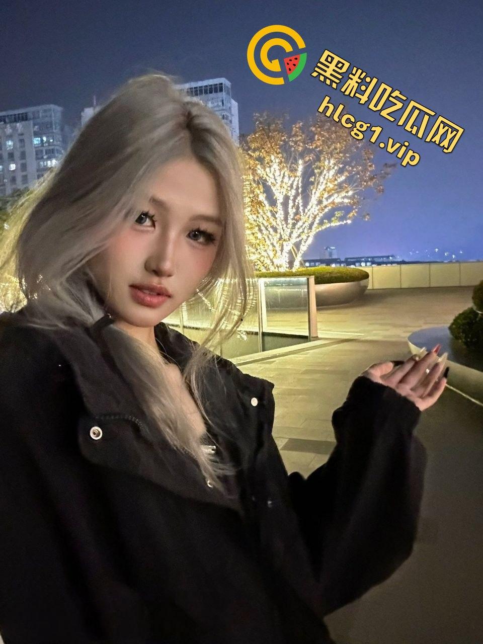 瓜友爆料!成都反差婊母狗生活照流出,这张脸蛋绝了,小母狗还真是诱人!-1