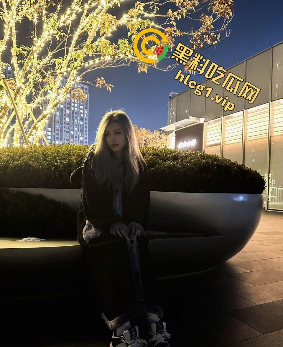 瓜友爆料!成都反差婊母狗生活照流出,这张脸蛋绝了,小母狗还真是诱人!-2