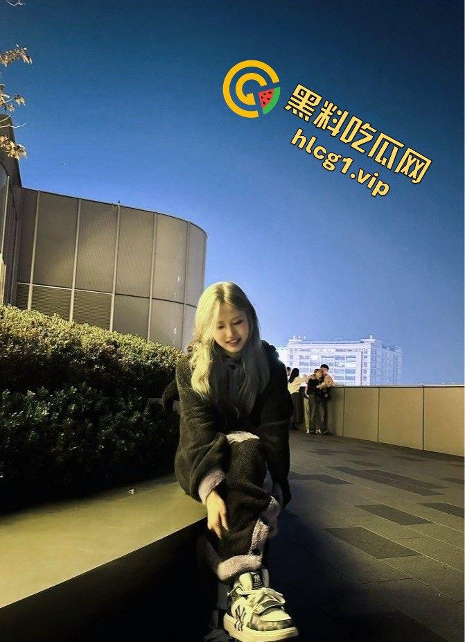 瓜友爆料!成都反差婊母狗生活照流出,这张脸蛋绝了,小母狗还真是诱人!-3