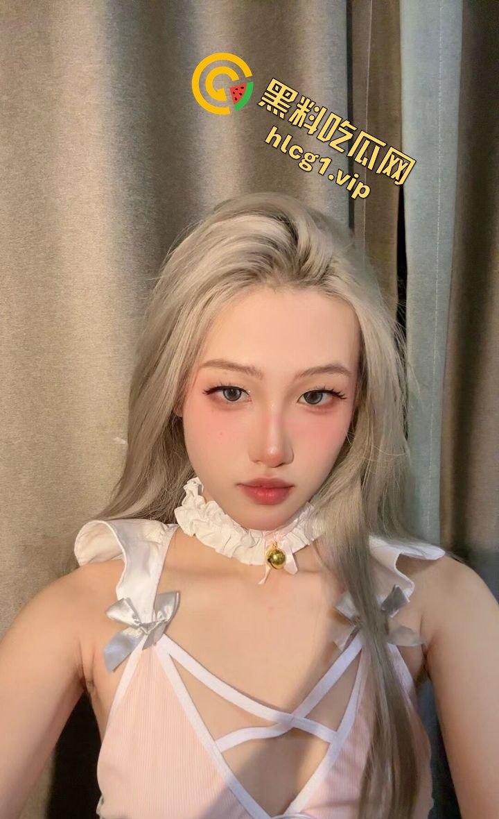 瓜友爆料!成都反差婊母狗生活照流出,这张脸蛋绝了,小母狗还真是诱人!-4