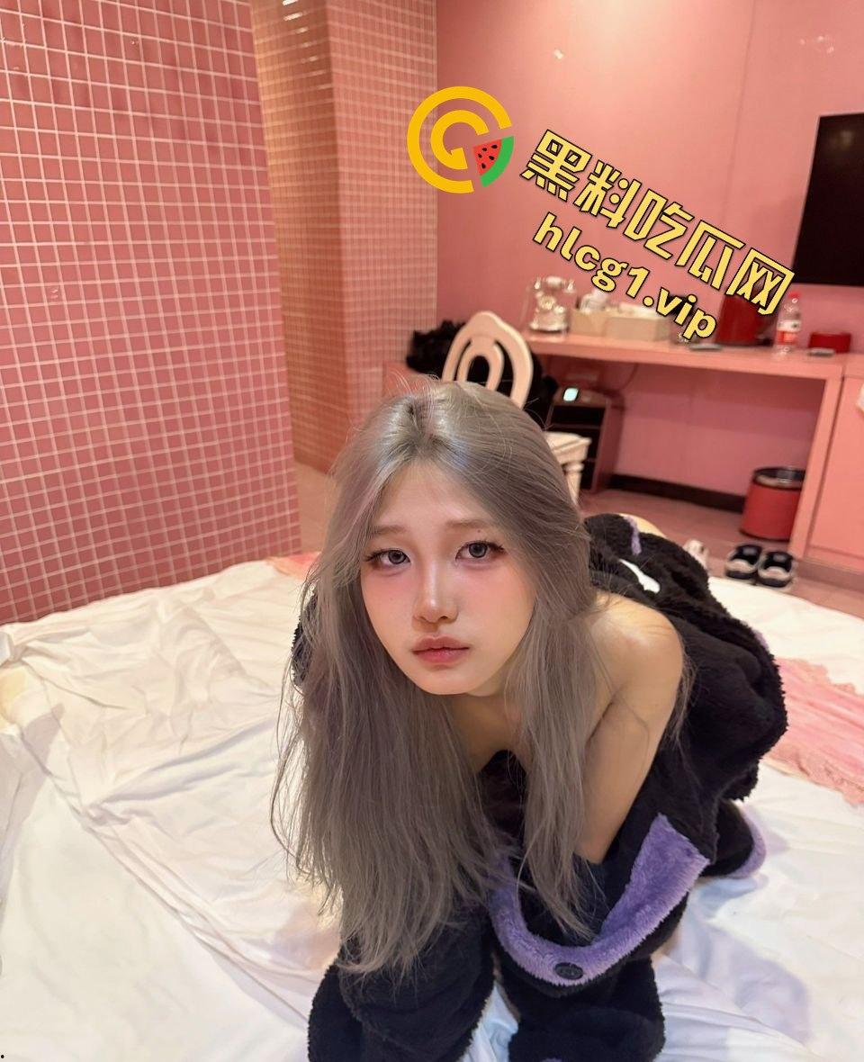 瓜友爆料!成都反差婊母狗生活照流出,这张脸蛋绝了,小母狗还真是诱人!-6