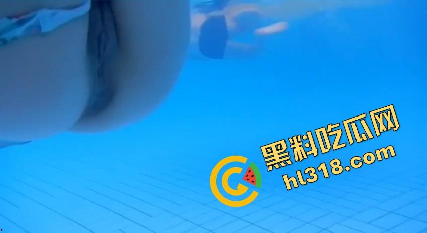 泳池里骚逼女直接脱泳裤露鲍鱼,在线钓鱼引全场潜水哥蠢蠢欲动,水下风景比水面还刺激!-15