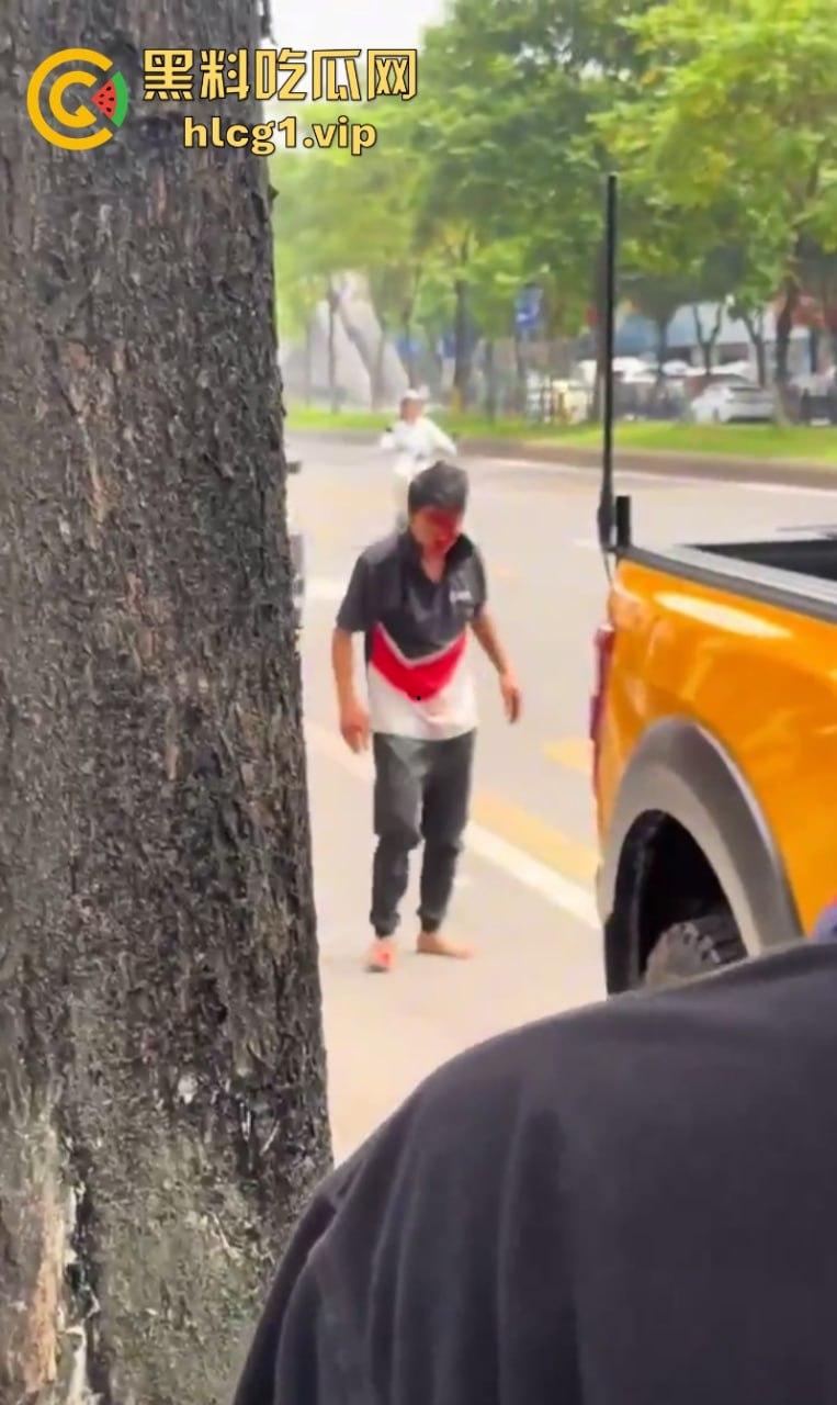 悲催!广州一快递小哥逆行撞到一豪车后 冲向过往车辆自残！-4