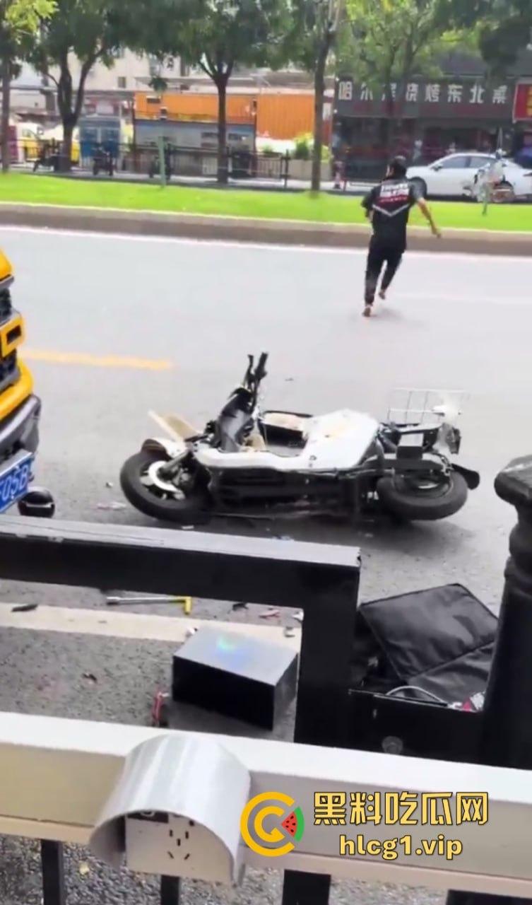 悲催!广州一快递小哥逆行撞到一豪车后 冲向过往车辆自残！-8