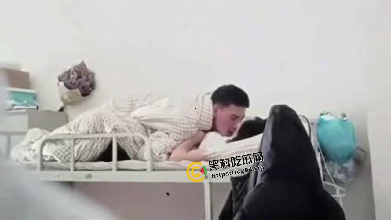 嘉兴学院上大分！男生吧女朋友带回宿舍啪啪啪 旁边室友还在打游戏  打个毛游戏 难道不应该在旁边喊加油吗-4