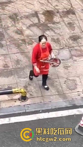 成都猪脚饭店爆雷！潲水桶的油循环再用，健康又美味，老板娘废物利用一绝！-7