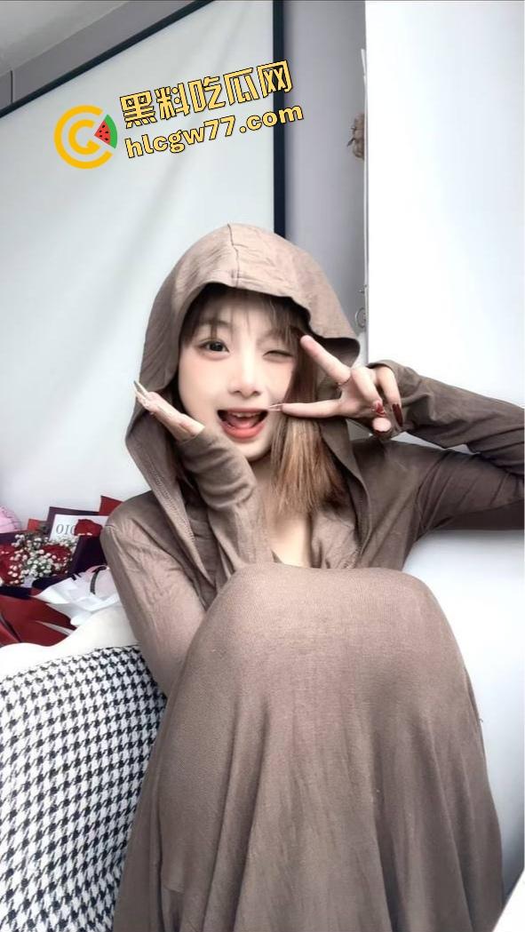 宁夏极品嫩妹【房于心】反差婊内裤套头狂舔鸡巴，天然毛丛嫩逼被猛操到喷泉，高颜骚货口交上瘾！-1