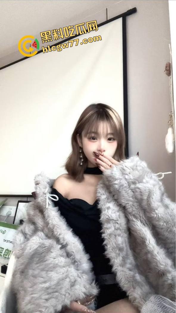 宁夏极品嫩妹【房于心】反差婊内裤套头狂舔鸡巴，天然毛丛嫩逼被猛操到喷泉，高颜骚货口交上瘾！-3