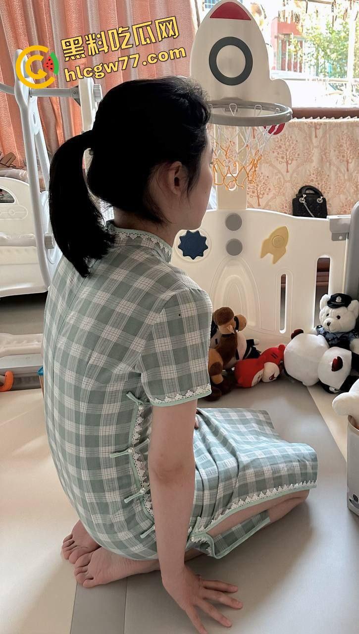 宁夏极品嫩妹【房于心】反差婊内裤套头狂舔鸡巴，天然毛丛嫩逼被猛操到喷泉，高颜骚货口交上瘾！-6