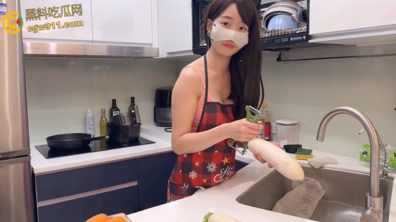 亚洲美臀天后【Ellie】，化身健身教练勾引体育生，全裸围裙巨乳若隐若现，高跟跪地口交，巨乳骑乘疯狂榨精 ！-2