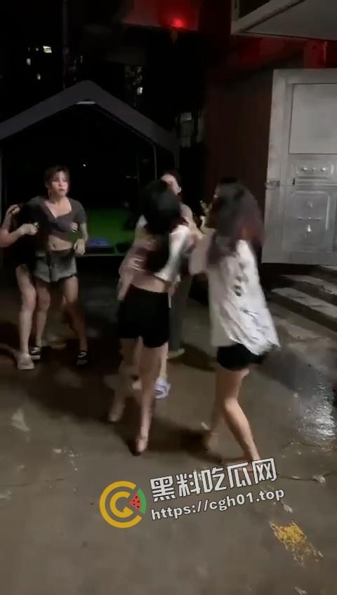 普宁精神小妹大战现场 扯头发 扇脸 朝着逼飞踢 场面堪比复仇者联盟-4