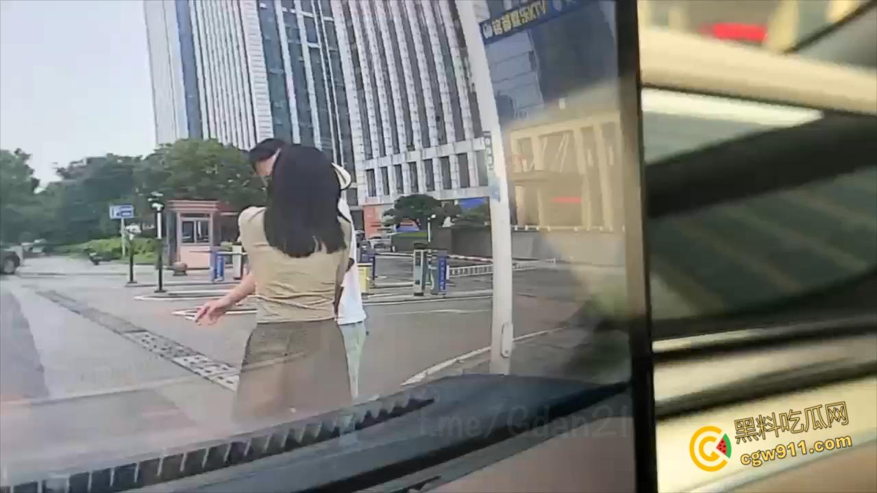 新能源汽车监控画面，小仙女一生气就开始脱衣服，男朋友不要阻拦啊，这是想自己出丑还是丢男友的脸呢 ？-1