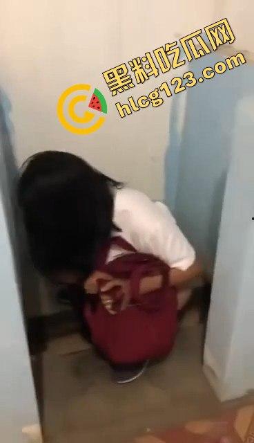 中国好闺蜜的秘密！偷拍厕所风波，私密视频引网友热议！-9