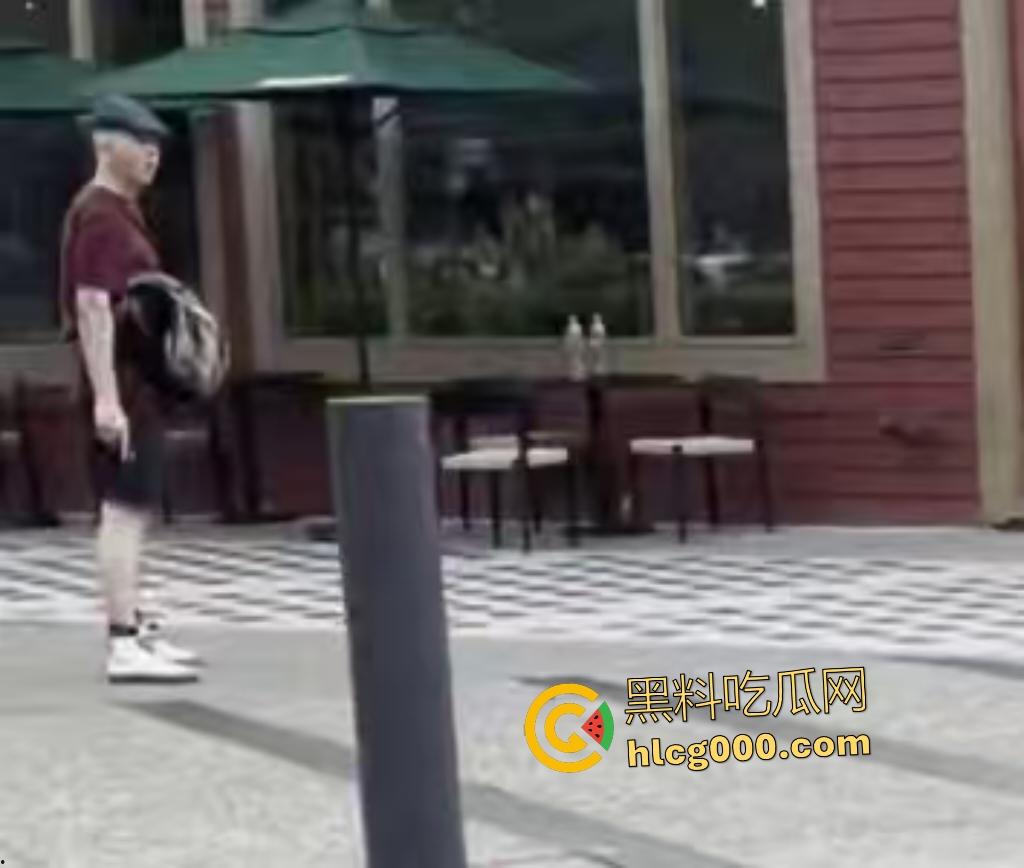 西雅图街头轮椅男持刀挑衅，谁料对方竟有手枪，直接被突突，血溅阿拉斯加路！-5