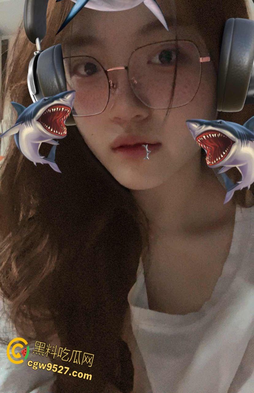 极品巨乳高三卫校女生,在宿舍偷偷自慰揉奶,偷感十足小小年纪就玩的这么刺激,嫩逼太欠操了 !-3