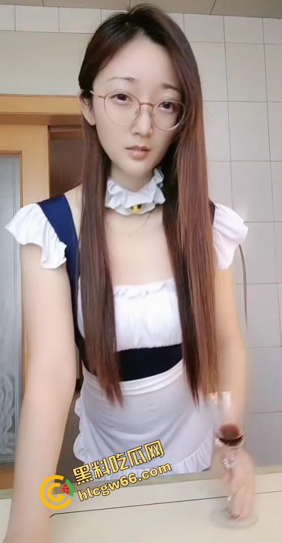 单位同事良家女『钱姬』白天开会女精英，晚上肉丝足交骚母狗，会议室直接跪地服务全活原地爆射！-5