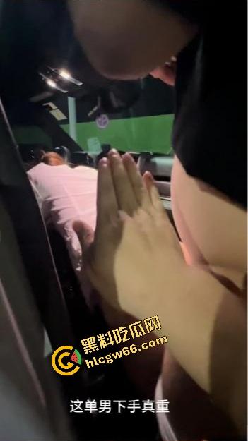 新晋炮王带回家3P大学生，175黑丝长腿嫩妹被兄弟轮番爆插，床上浪叫床下夹精，老师也被带露出发骚！-9