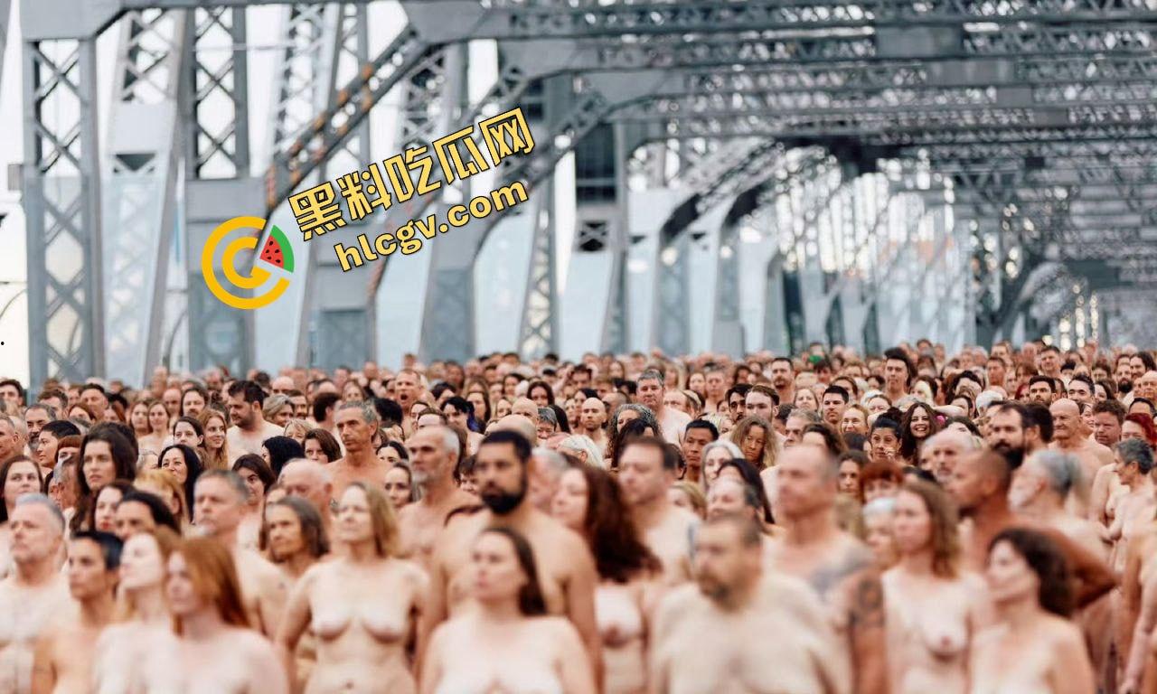 澳大利亚炸裂事件！5000多名全裸男女裸体出行布里斯班故事桥 摆各种姿势 其中一名孕妇自慰自拍泄密 独家流出！-4